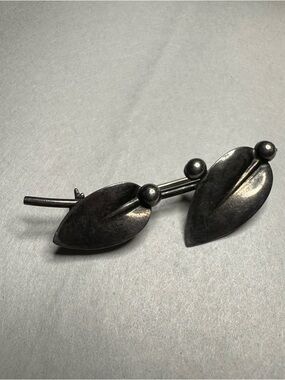 Vintage Sculptural Leaf Bar Brooch in Dark Silver Tone